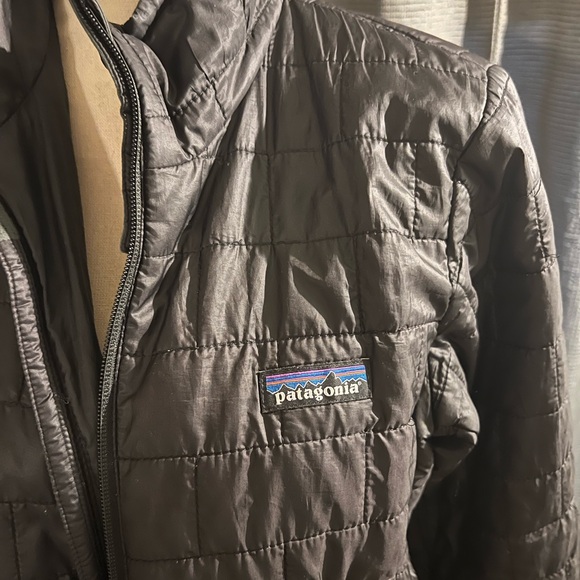 Black women’s medium Nanopuff jacket from Patagonia. - Picture 2 of 7